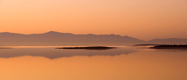 L'étang de Leucate à l'aube entre l'Aude et les Pyrénées-Orientales-
