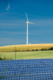 Eolienne et panneaux solaires