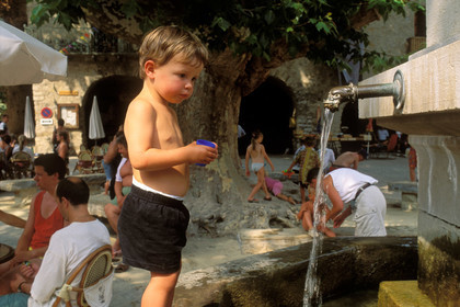 Enfant et fontaine