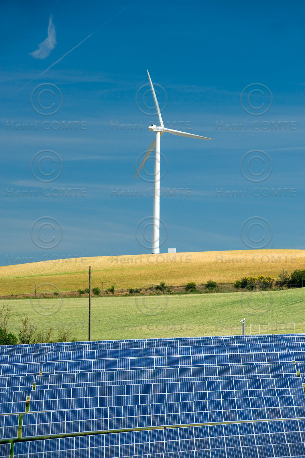 Eolienne et panneaux solaires