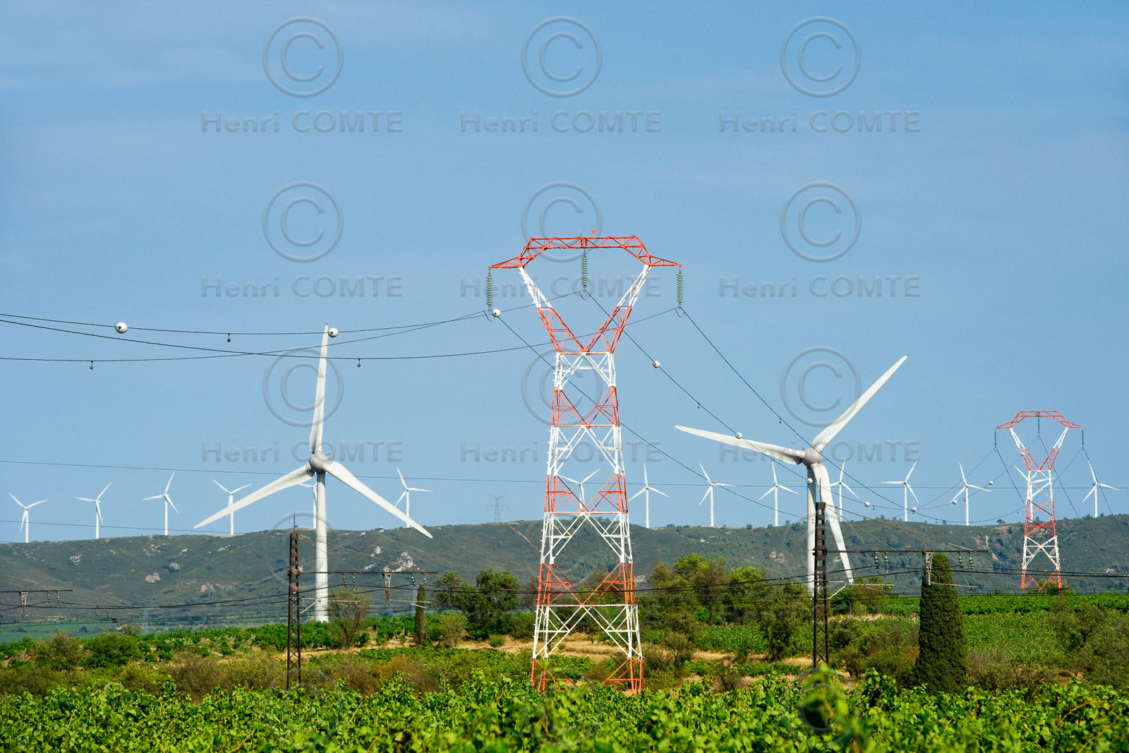 Pylones et éoliennes