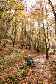 Femme dans forêt