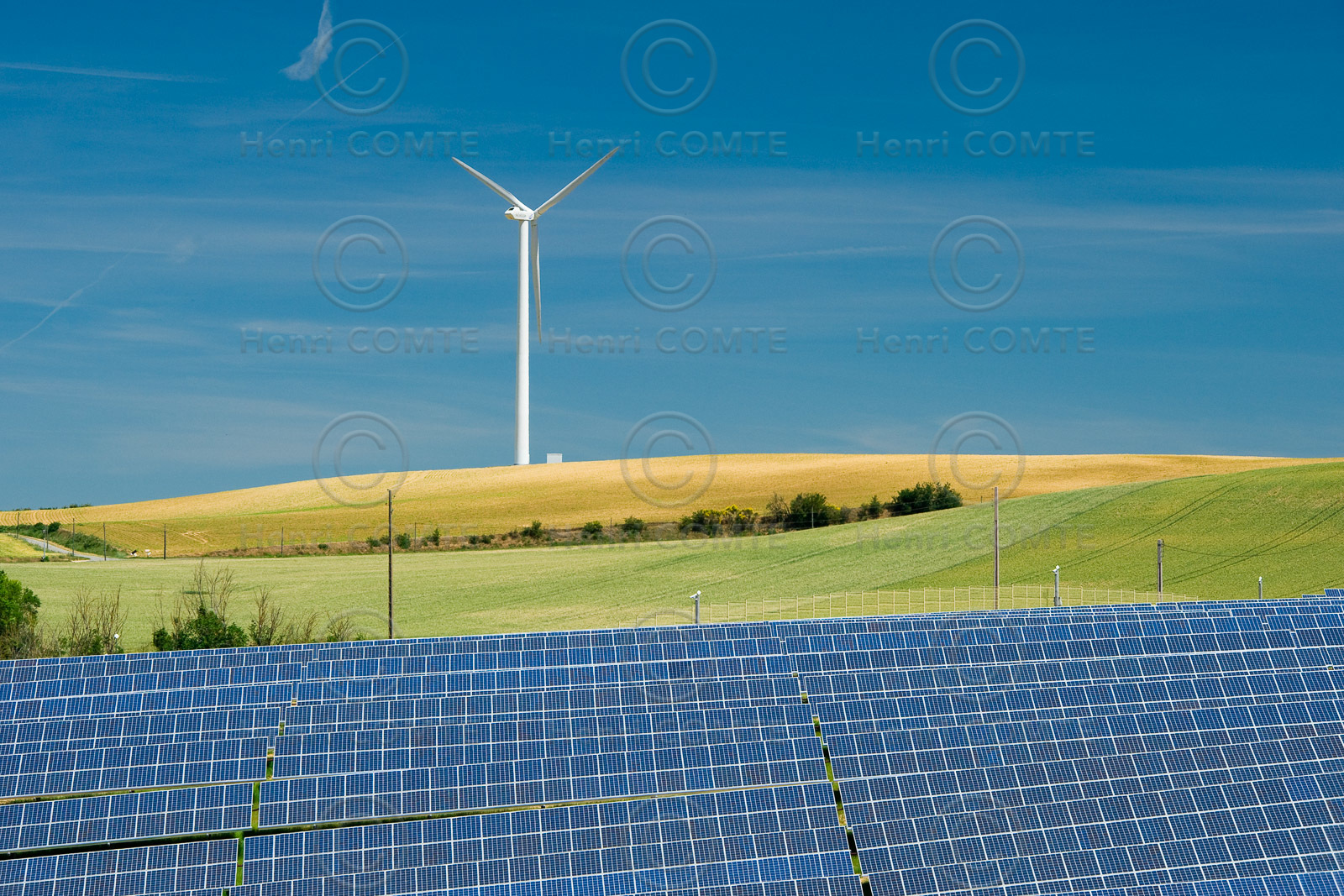 Eolienne et panneaux solaires