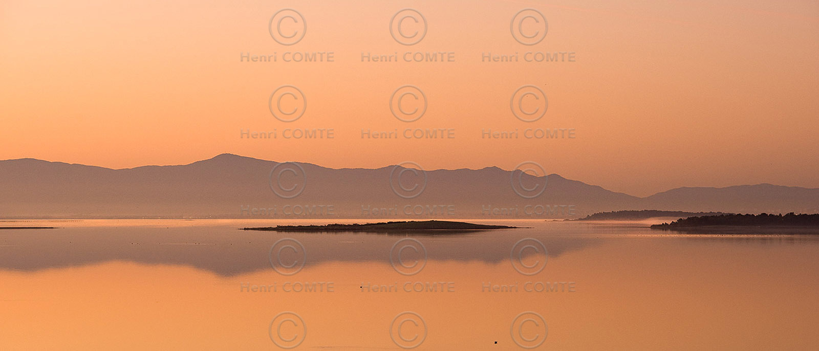 L'étang de Leucate à l'aube entre l'Aude et les Pyrénées-Orientales-